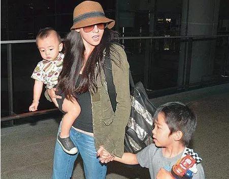 张柏芝两个孩子新照片,颜值高遗传基因强大